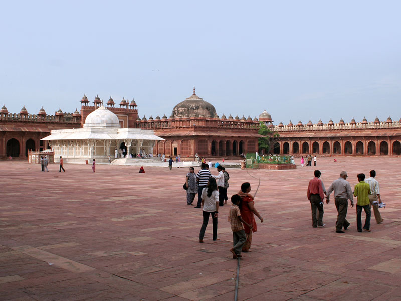 Day Tour to Taj Mahal and Fatehpur Sikri by Car